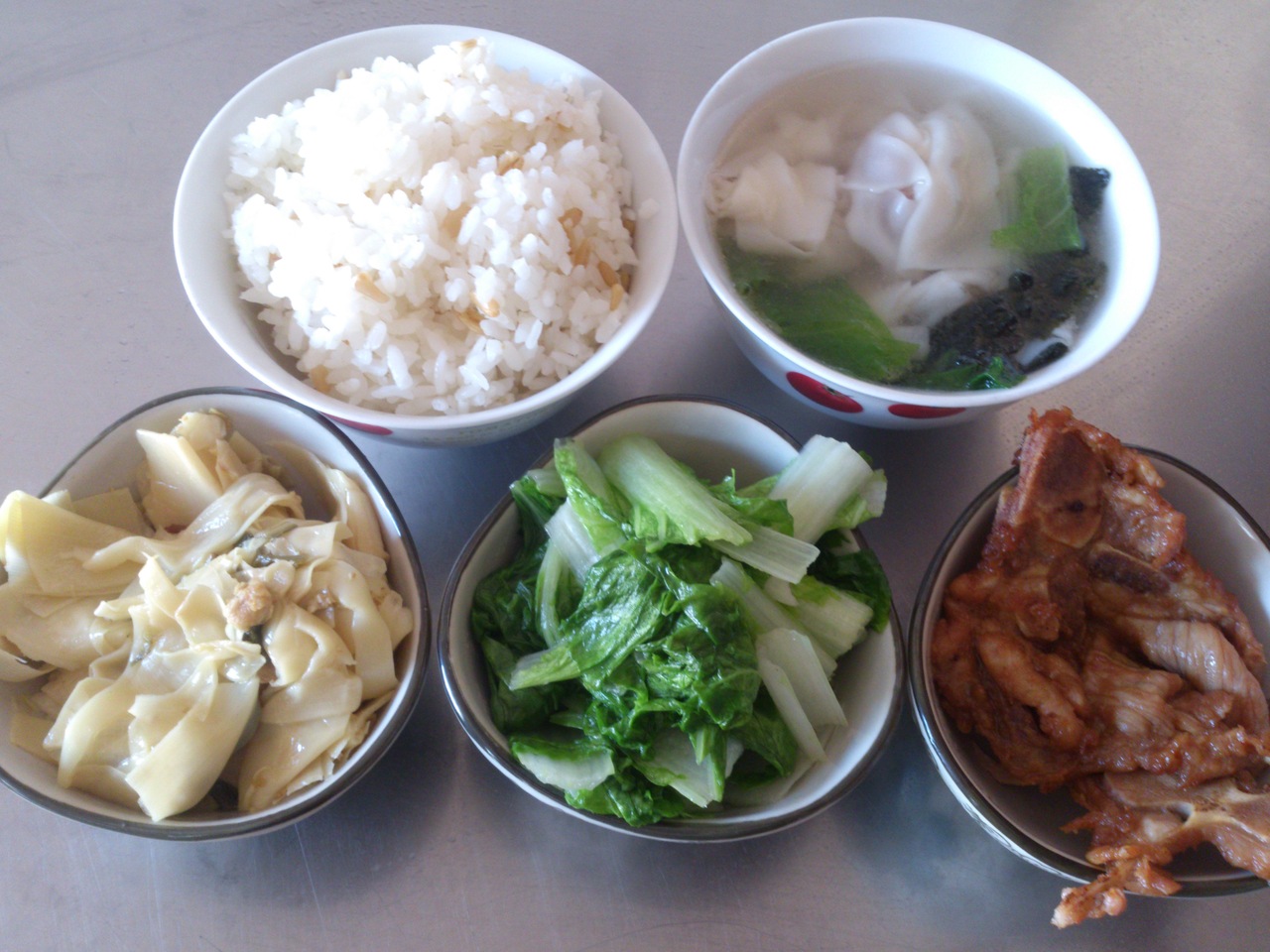 週二:燕麥飯.滷排骨.筍茸炒肉末.薑香小白菜.紫菜餛飩湯