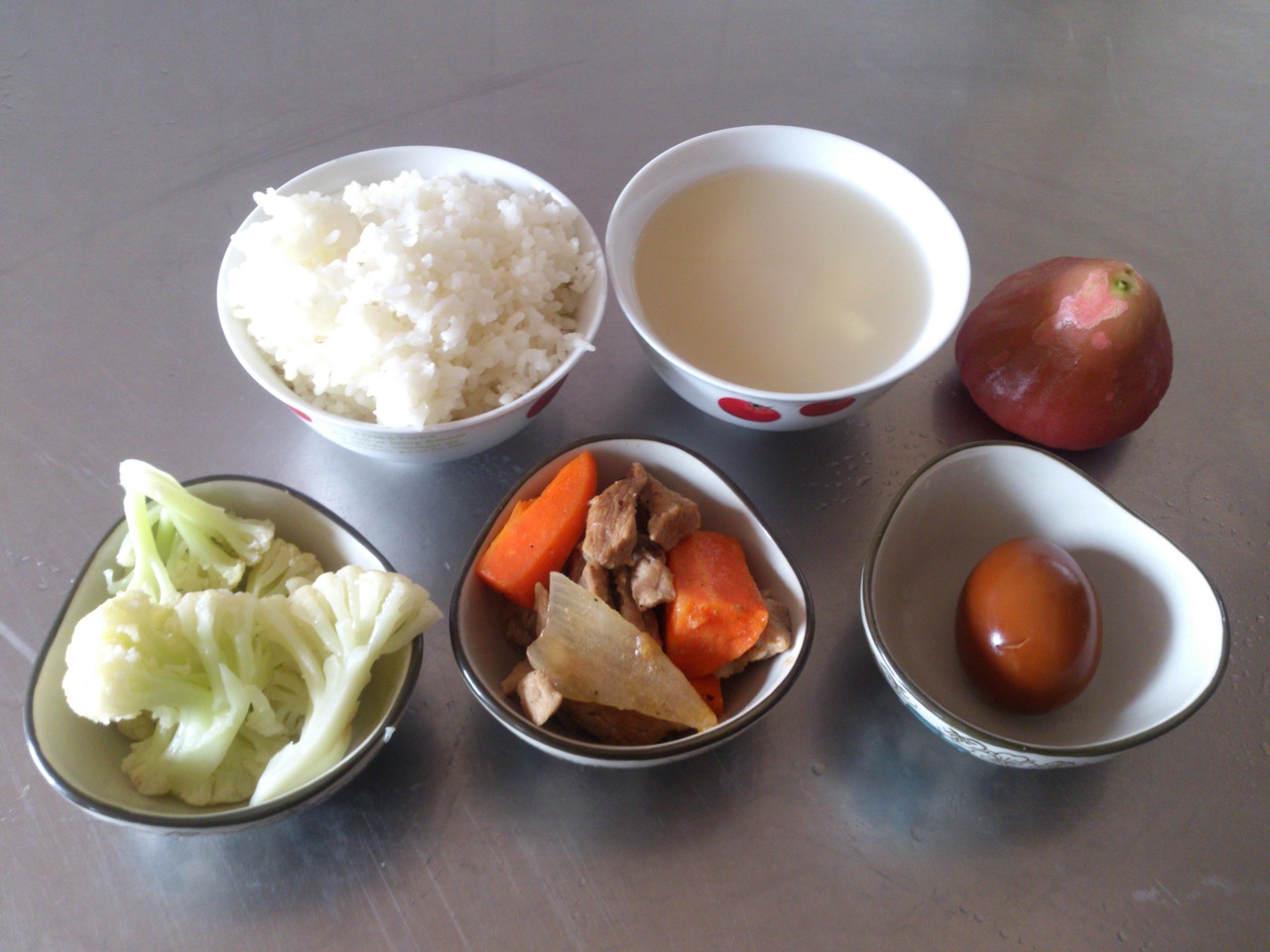 週三:白米飯.蘑菇豬柳.滷蛋.炒白花菜.玉米濃湯.蓮霧