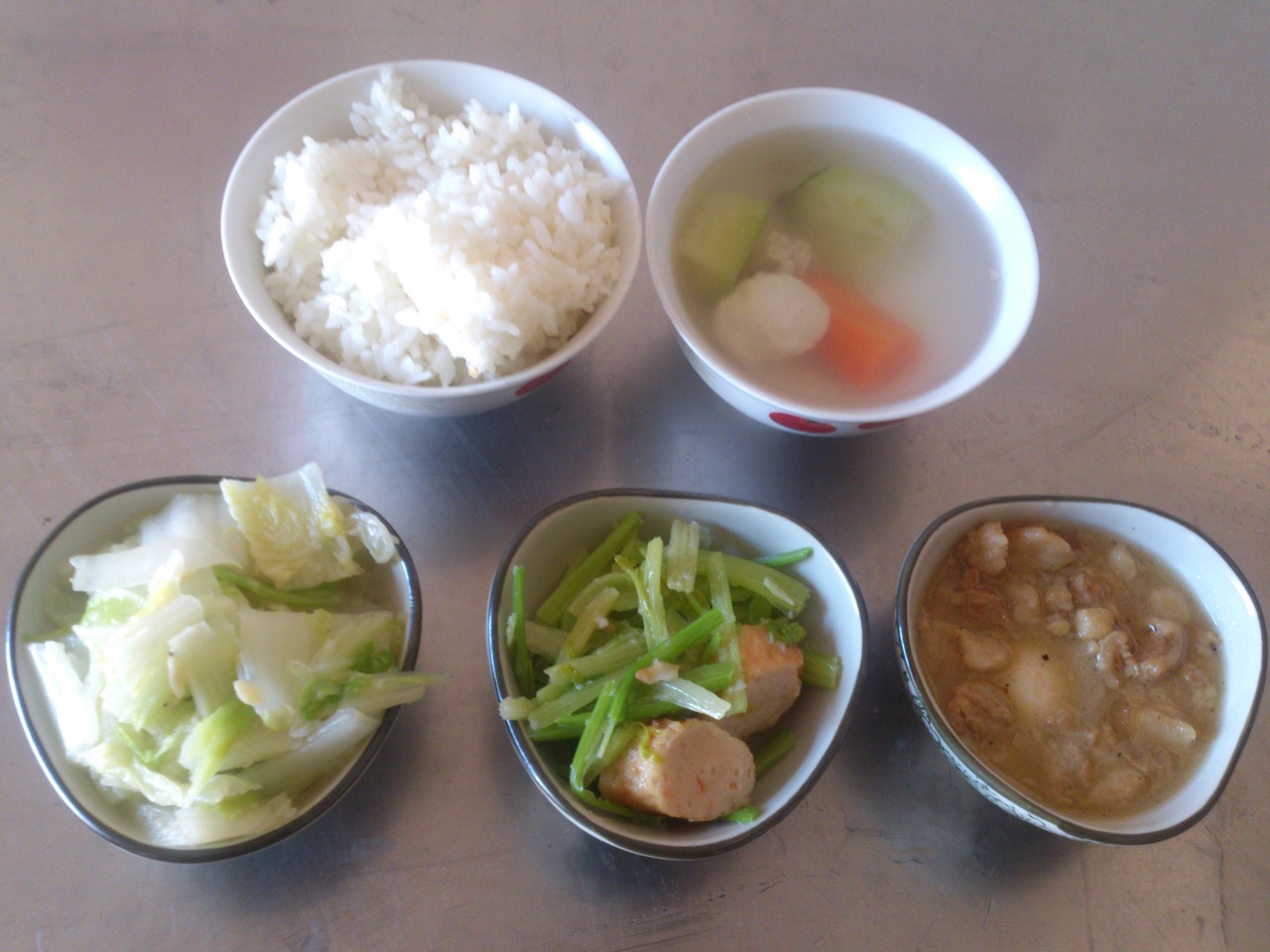 週四:糙米飯.鴿蛋肉燥.芹菜炒黑輪.白菜滷.黃瓜魚丸湯