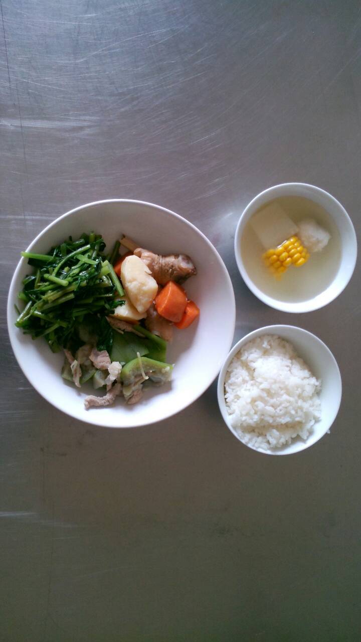 週一:白米飯.洋芋雞丁.金菇絲瓜.炒空心菜.關東煮