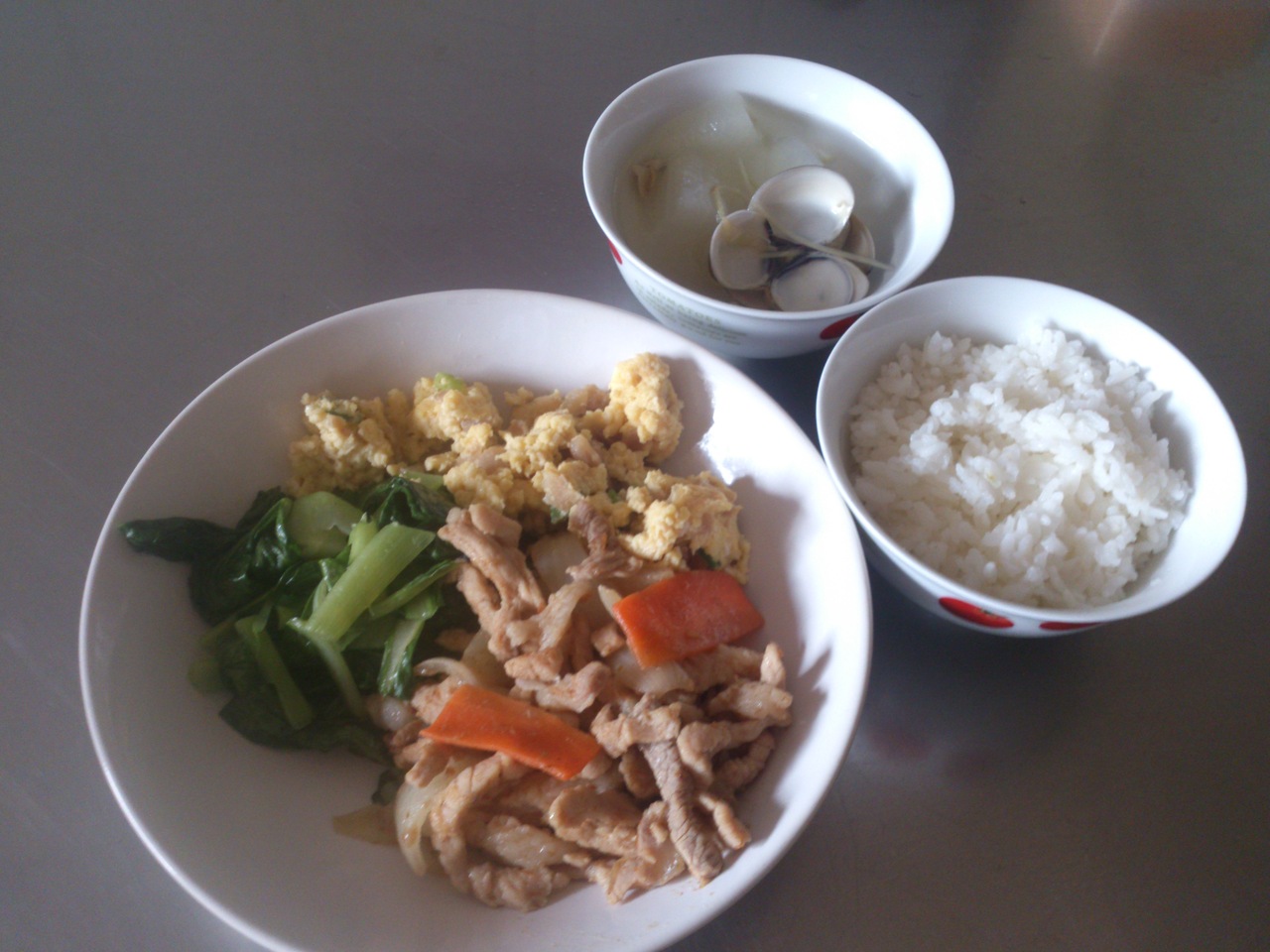 週二:白米飯.沙茶肉絲.菜脯蛋.炒青江菜.冬瓜蛤蜊湯