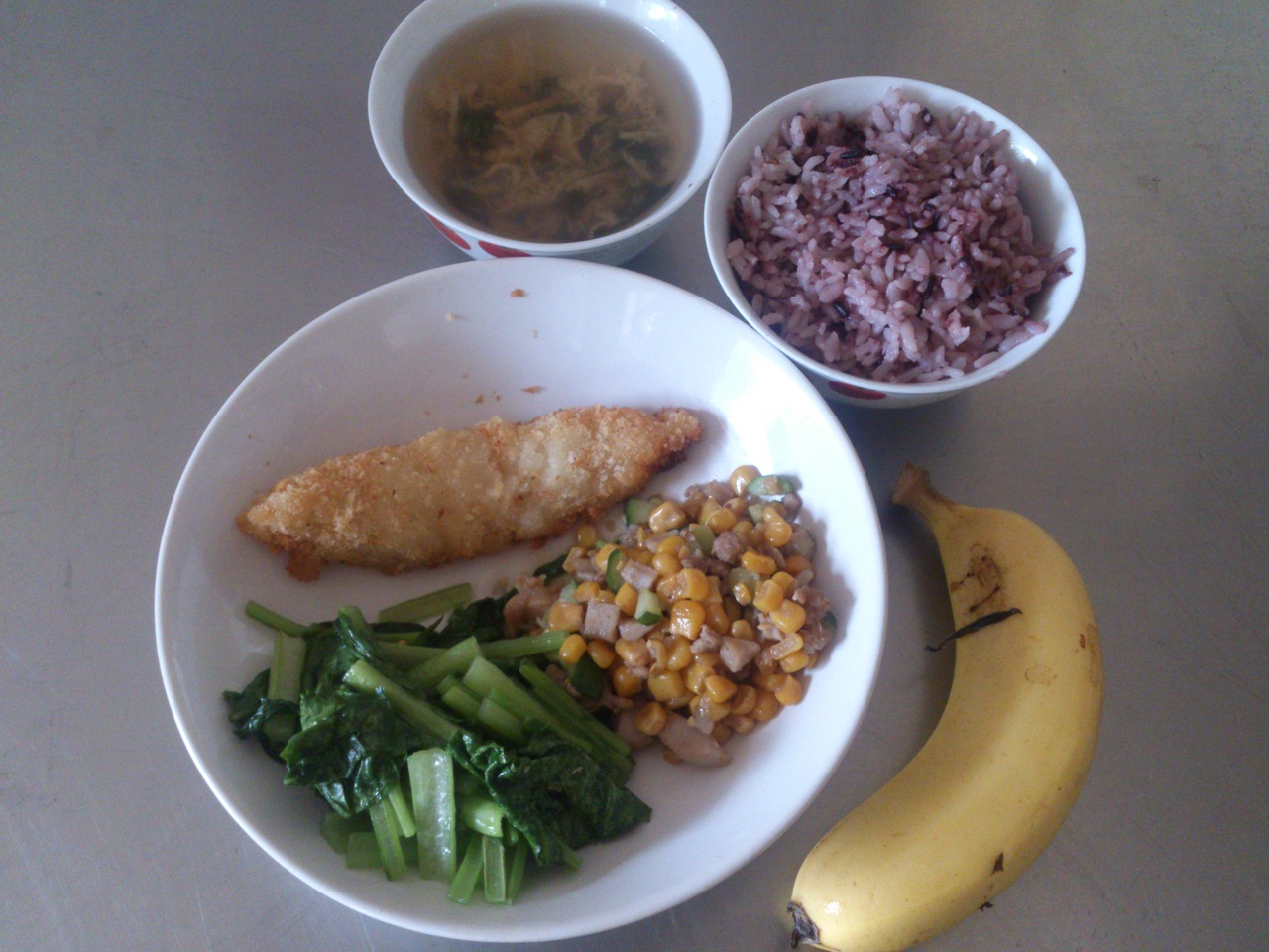 週三:白米飯.香酥魚排.芋香四寶.炒油菜.紫菜蛋花湯香蕉.