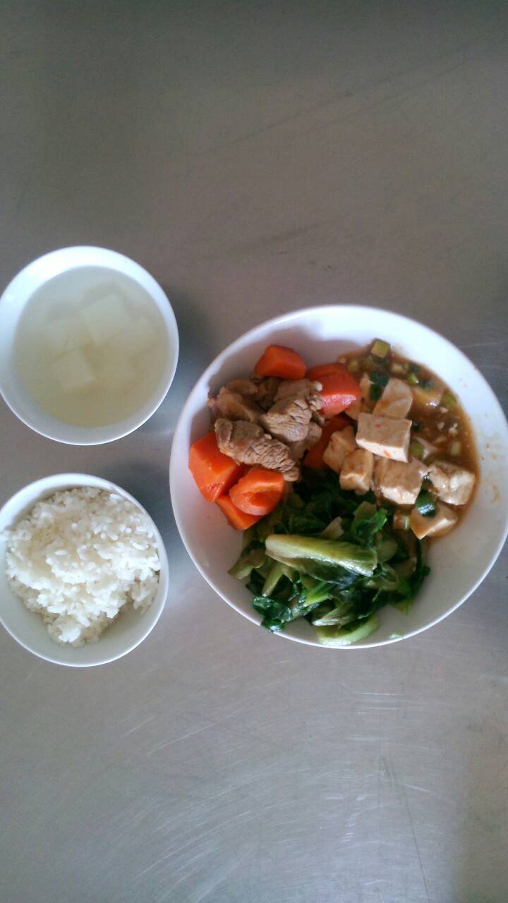 週四:紫米飯.紅燒肉.家常豆腐.炒A菜.蘿蔔大骨湯