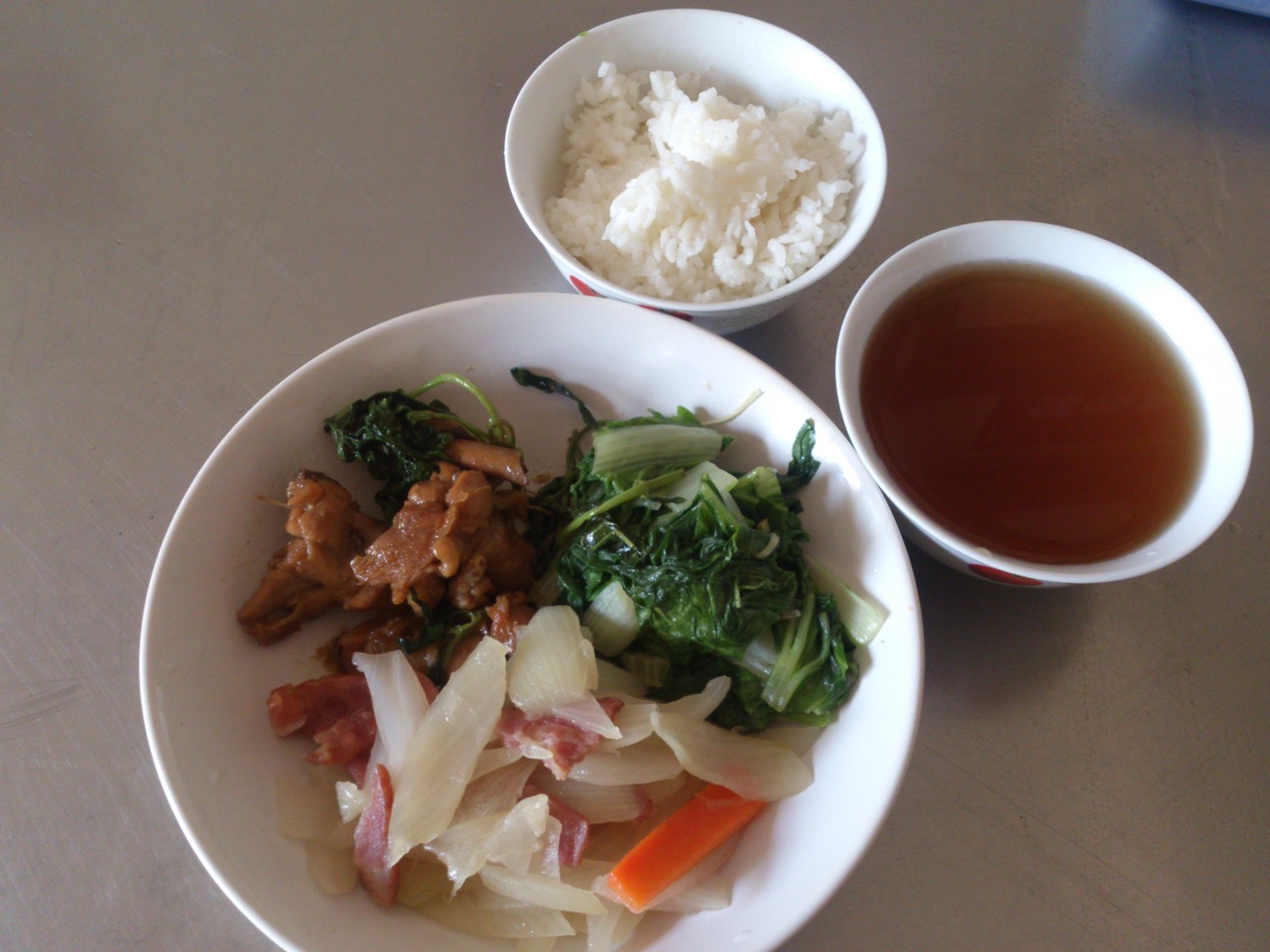 週五:白米飯.三杯雞.培根洋蔥.薑香小白菜.冬瓜西米露