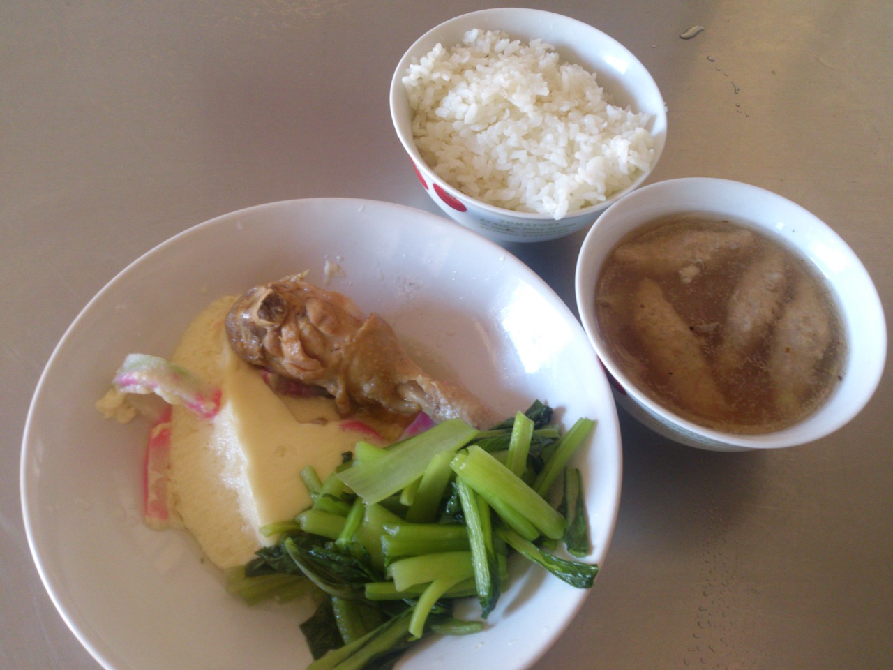週一:白米飯.滷雞腿.紅顏炒蛋.炒油菜.肉羹清湯