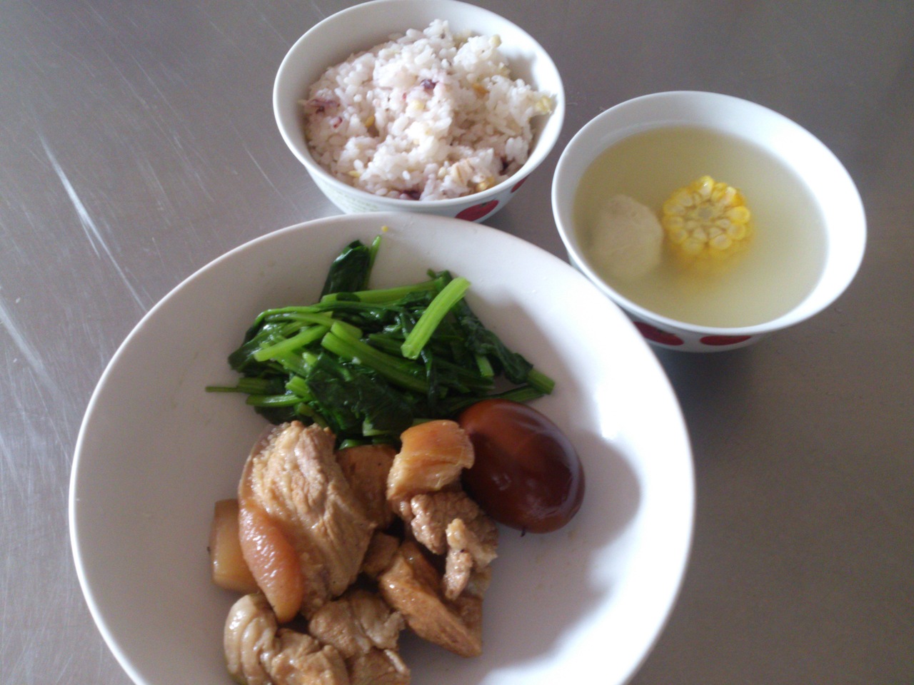 週三:白米飯.豆輪滷肉.滷蛋.炒空心菜.甜玉米魚丸湯