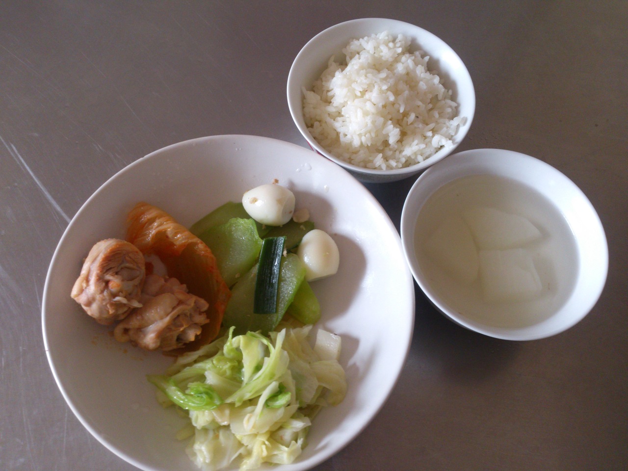 週四:白米飯.泡菜雞丁.黃瓜鴿蛋.炒高麗菜.蘿蔔大骨湯