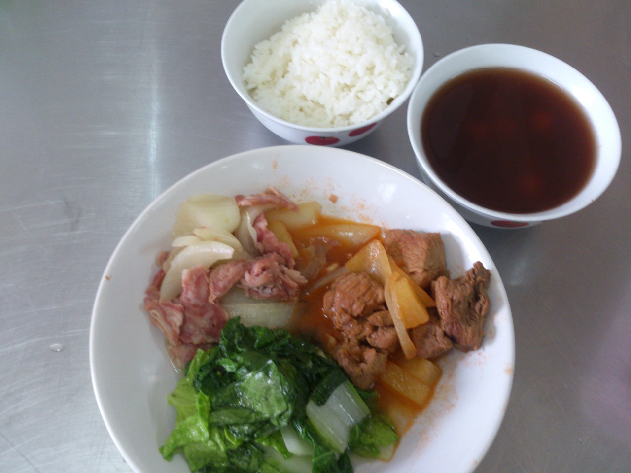 週五:白米飯.咕咾肉.培根洋蔥.炒大a菜.紅豆湯圓湯