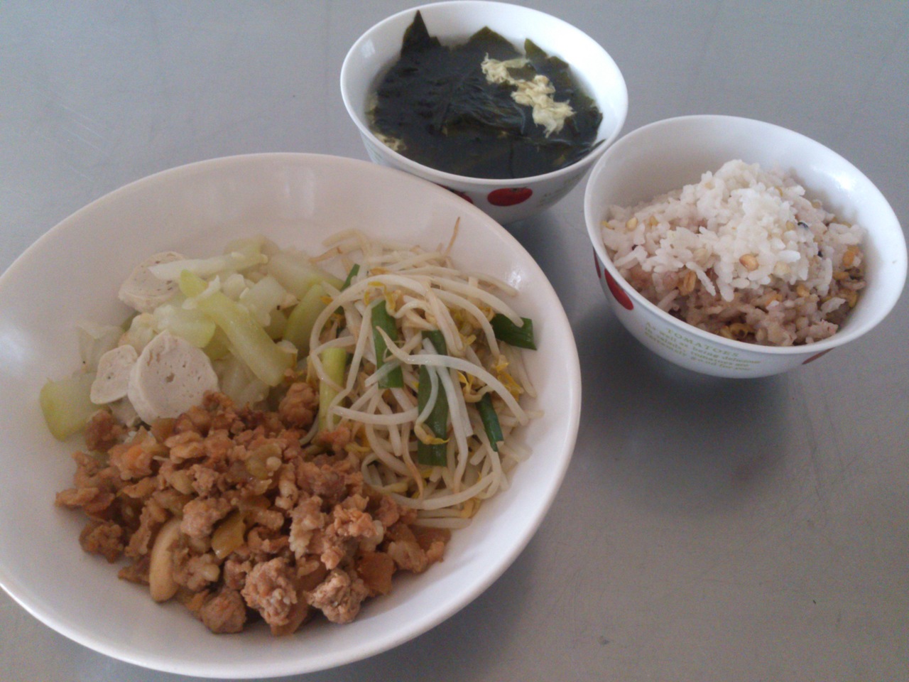 週二:五穀飯.五香肉燥.扁蒲魚丸.韭菜銀芽.海芽蛋花湯