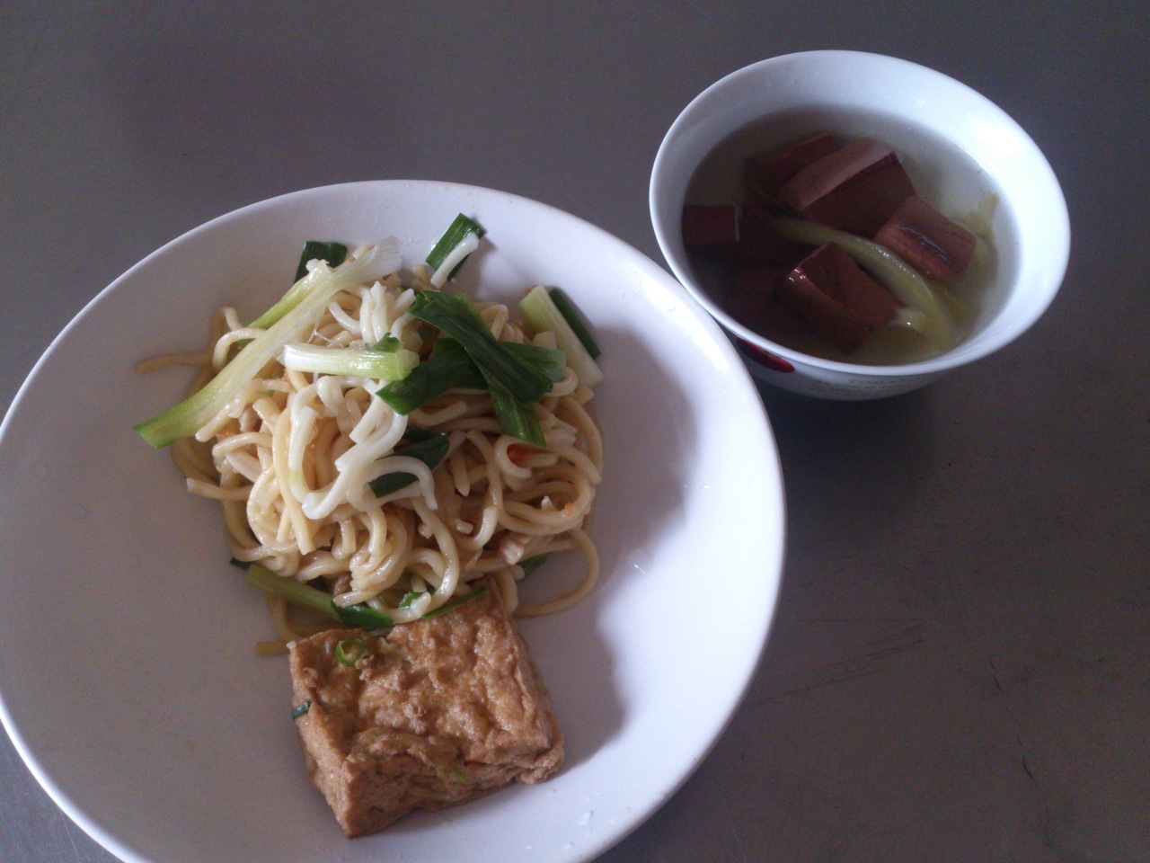 週三:肉絲炒麵.滷大口油豆腐.酸菜豬血
