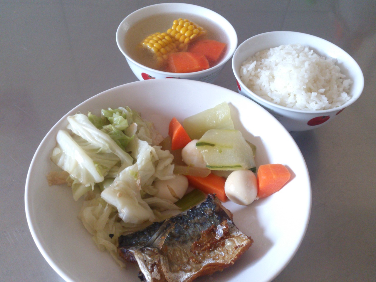 週四:白米飯.香煎鯖魚.黃瓜鴿蛋.油皮高麗菜.甜玉米大骨湯