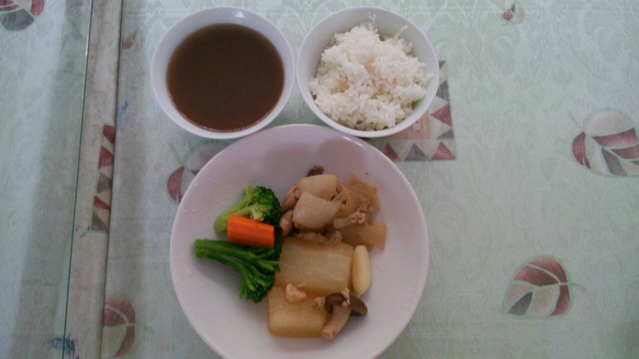 週五:白米飯.醬爆雞丁.紅燒冬瓜.炒青花菜.紅豆薏仁湯