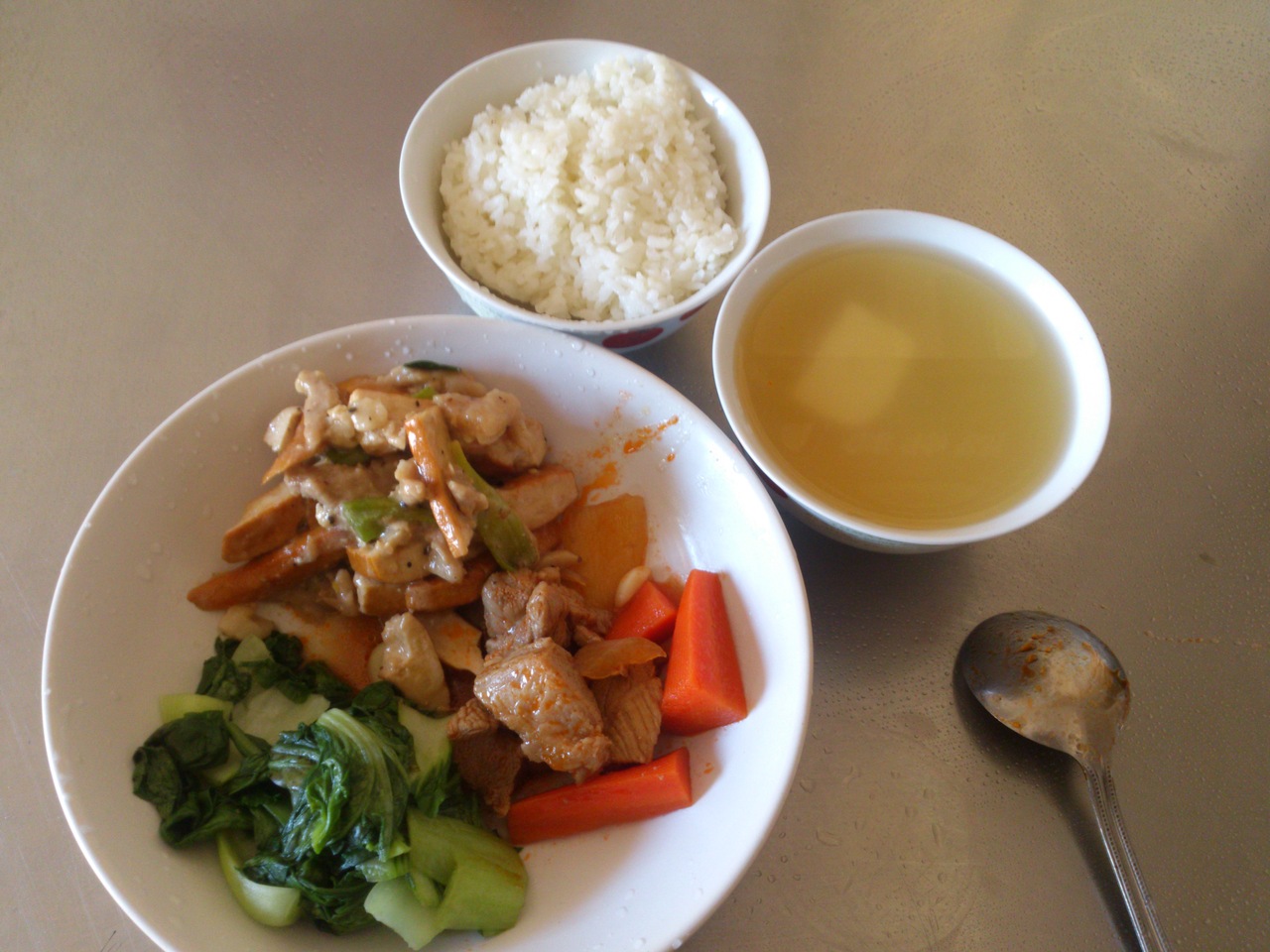 週一:白米飯.咕咾肉.豆干肉絲.炒青江菜.味噌豆腐湯