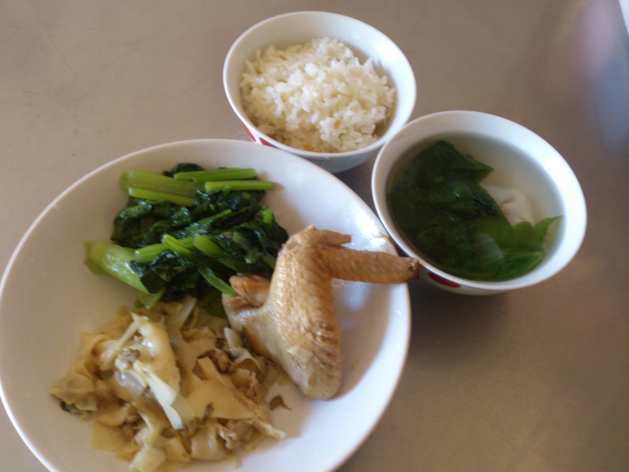 週二:燕麥飯.滷雞翅.筍茸炒肉末.炒油菜.紫菜餛飩湯