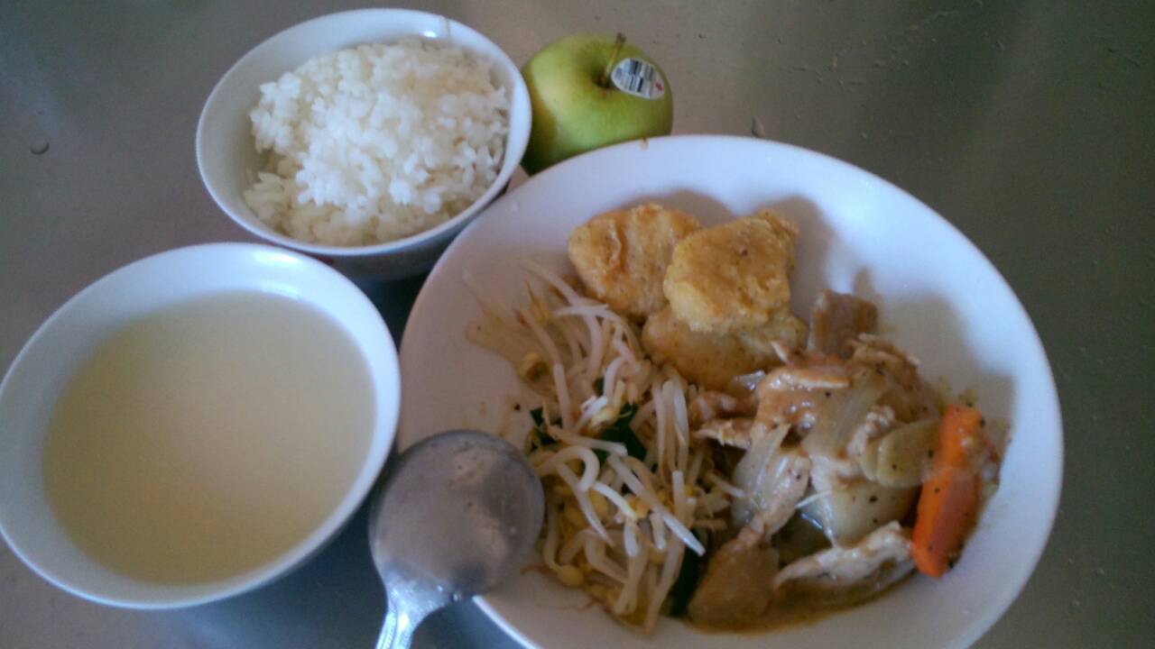 週三:黑胡椒蓋飯. 麥克雞塊. 彩繪銀芽. 玉米濃湯. 小蘋果