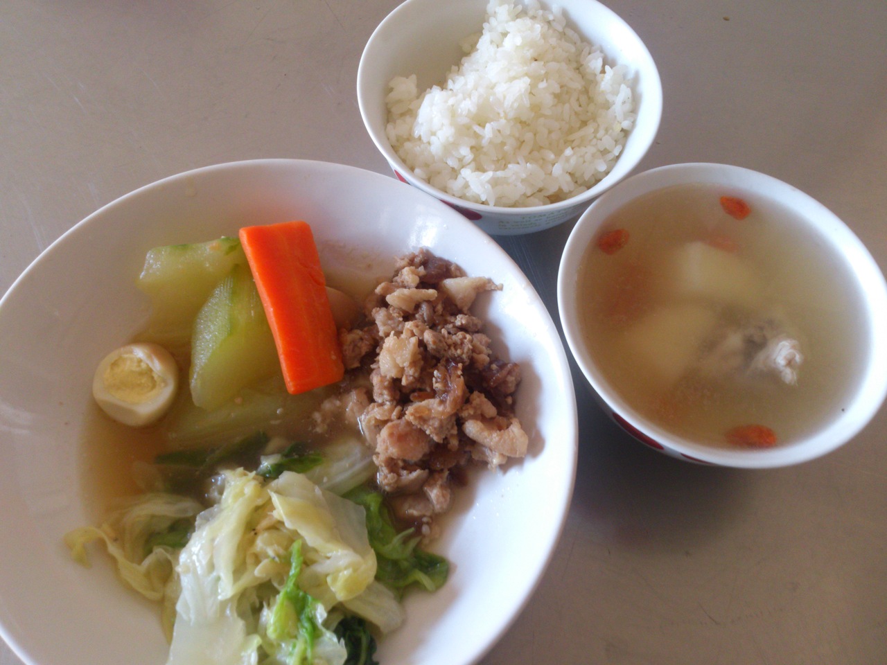 週四:糙米飯.碎瓜肉燥.黃瓜鴿蛋.白菜滷.山藥排骨湯