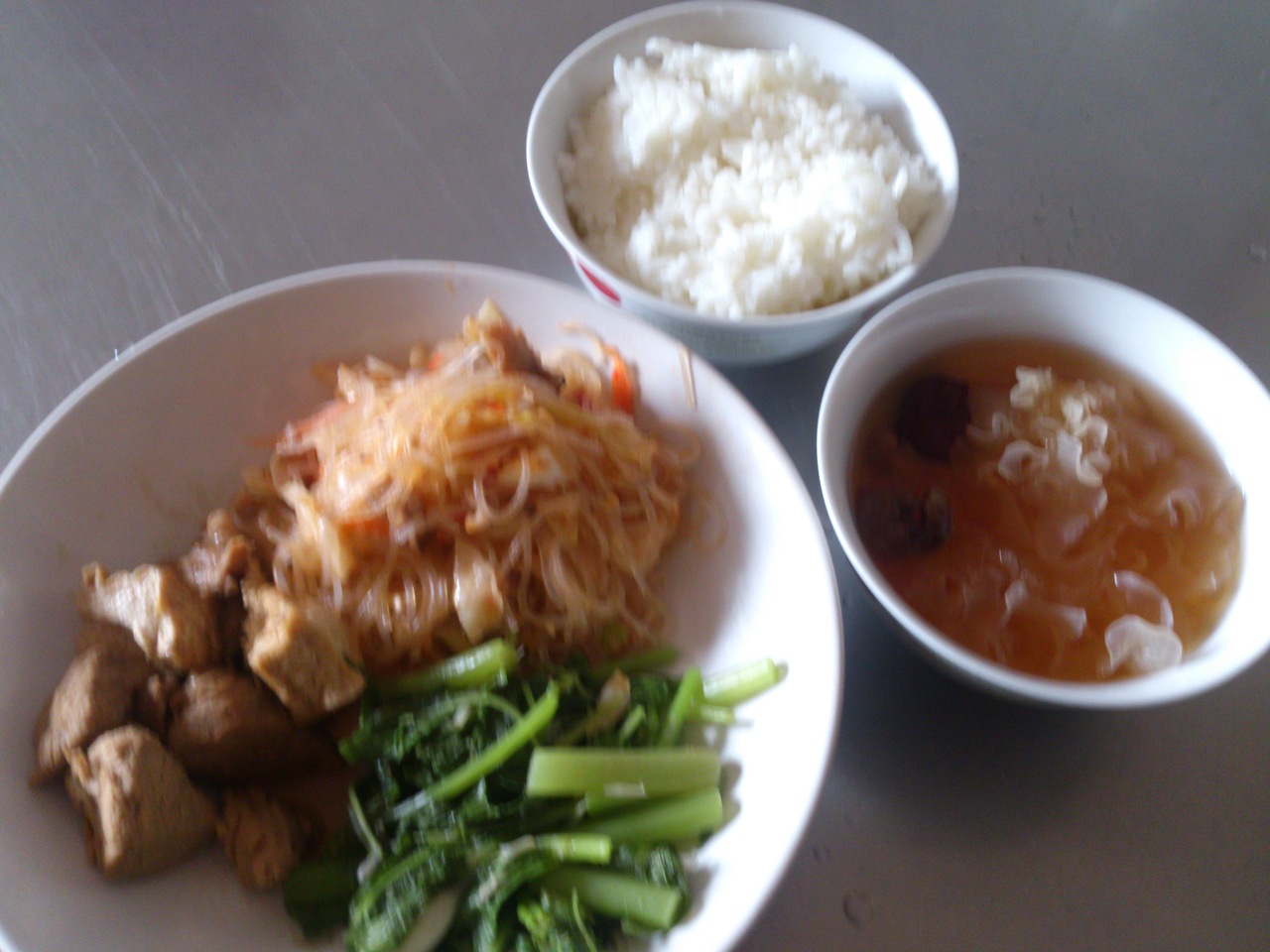週五:白米飯.油腐滷肉.螞蟻上樹.炒莧菜.銀耳紅棗湯