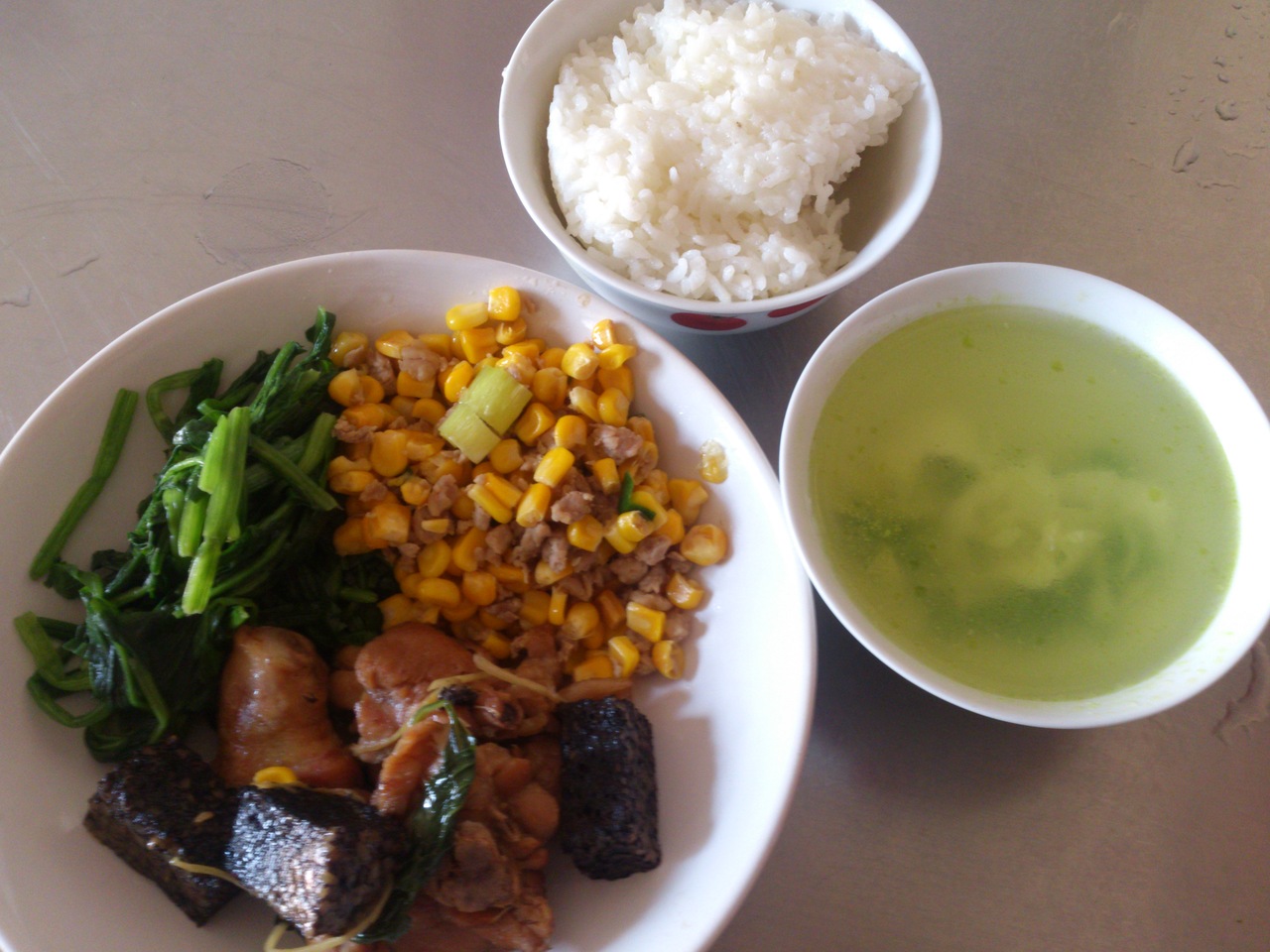 週一:白米飯.米血雞丁玉米肉末.炒菠菜.翡翠吻魚湯