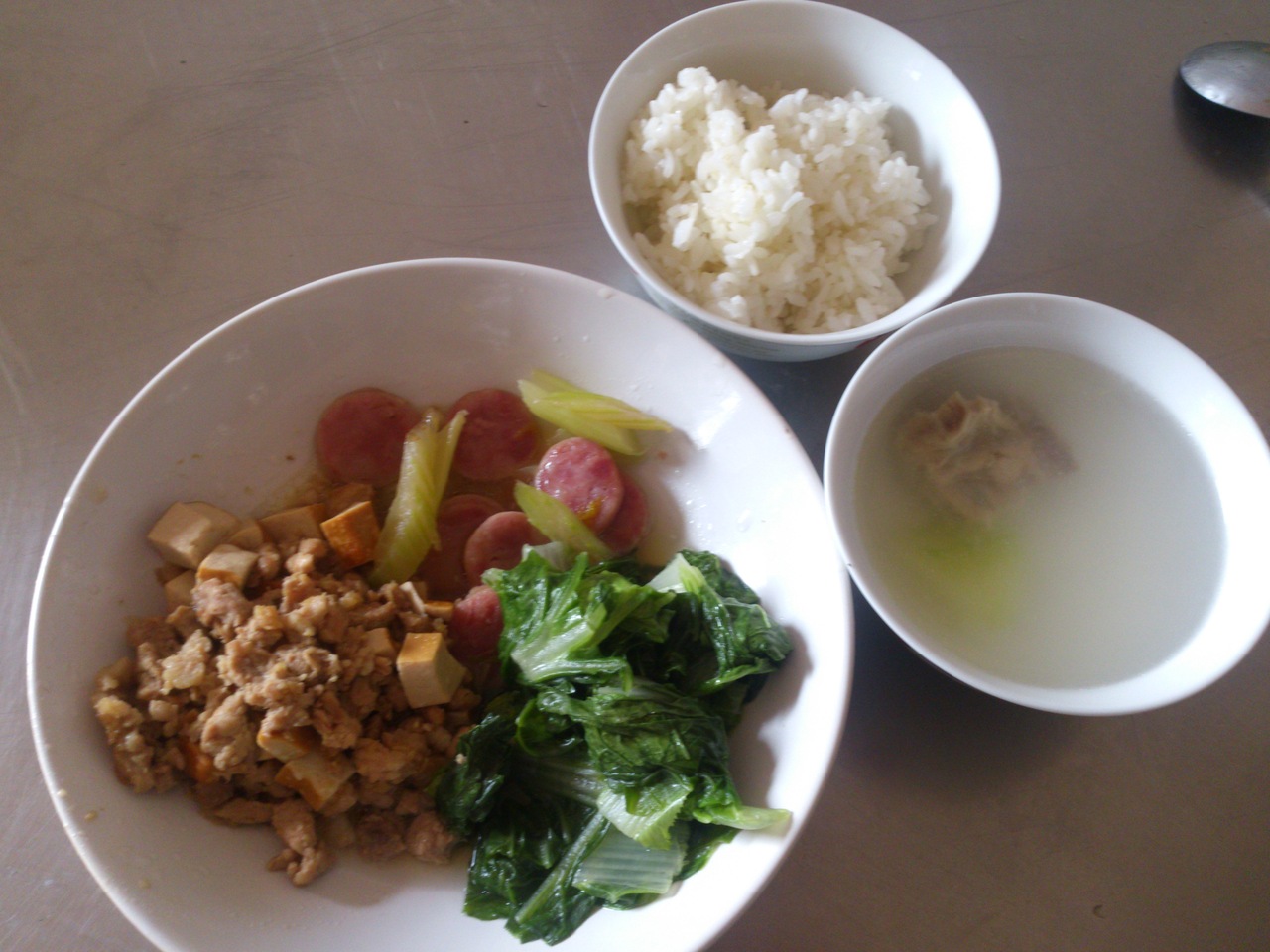 週三:五穀飯.紹子肉燥.西芹炒香腸.炒小白菜.黃瓜排骨湯.橘子
