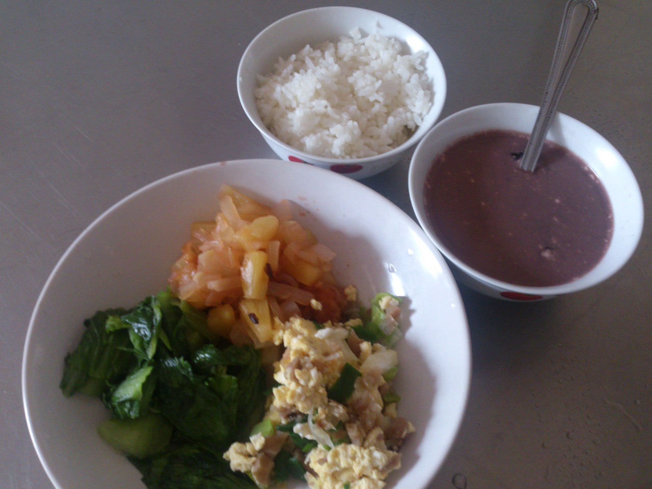 週五:白米飯.菠蘿魚丁.菜脯蛋.炒青江菜.紅豆紫米湯