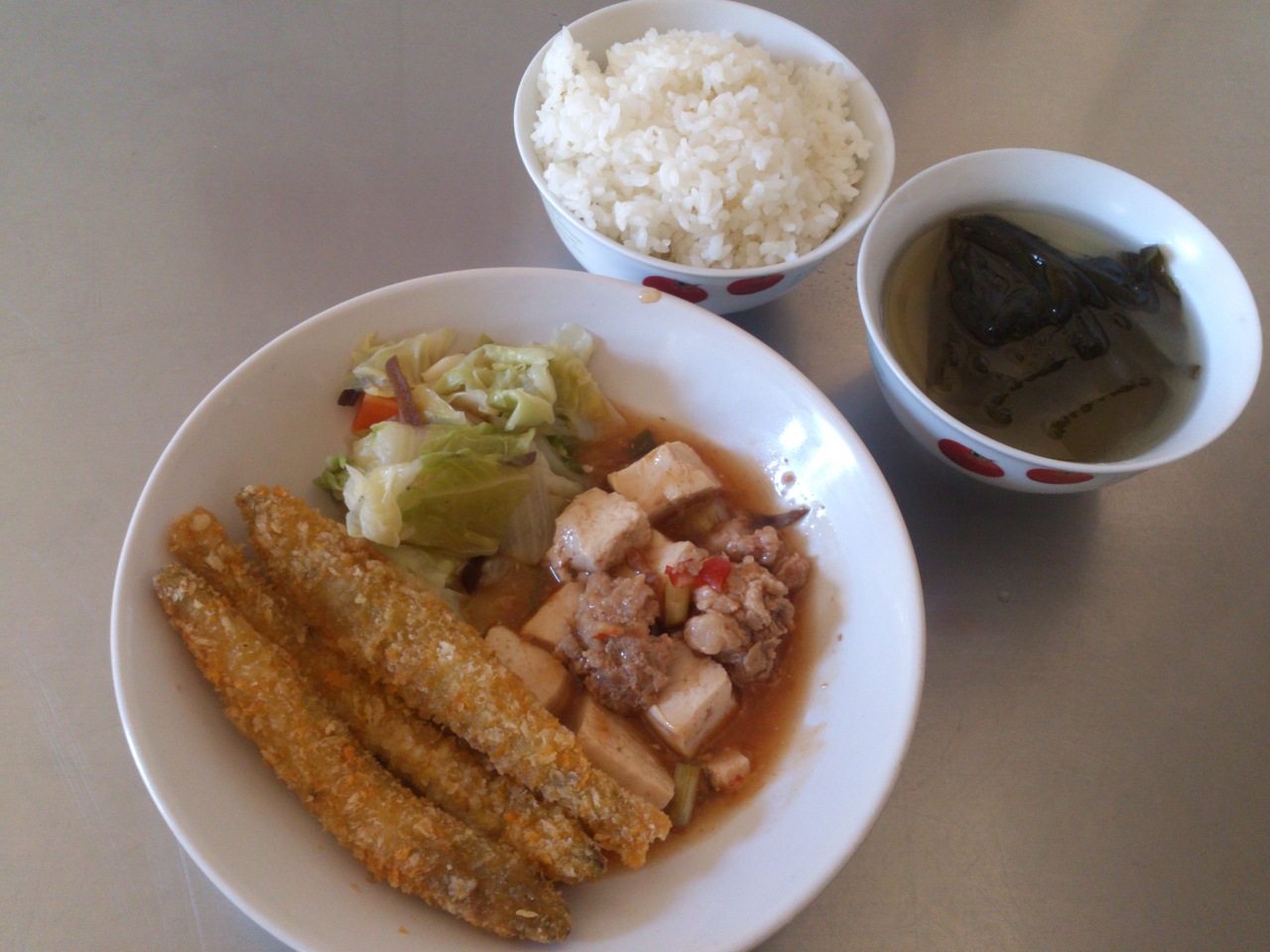 週一:白米飯.香酥柳葉魚.麻婆豆腐.炒大白菜.味噌海芽湯