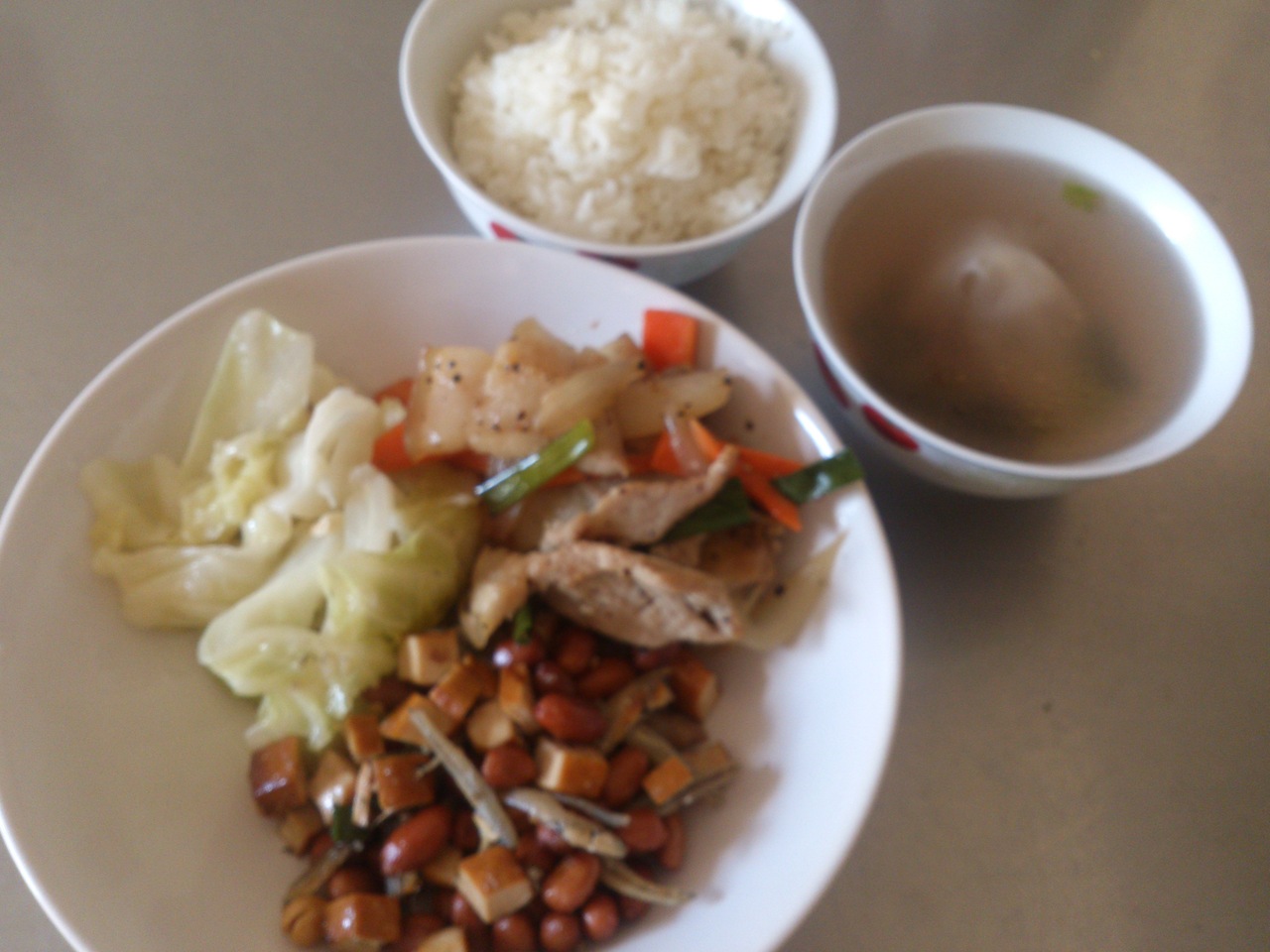 週二:白米飯.蕃茄肉片.魚干花生.炒高麗菜.餛飩湯.