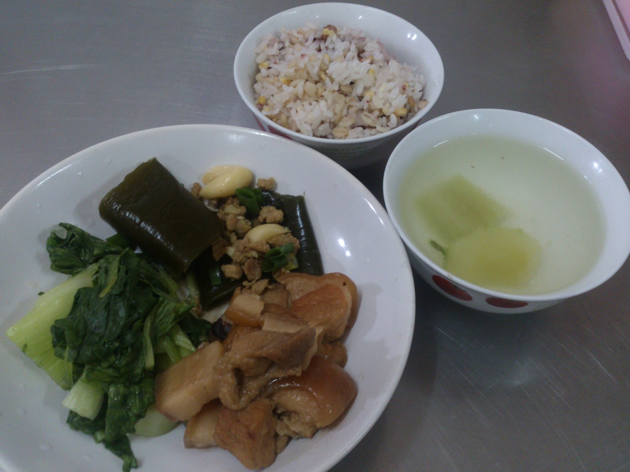 週四:五穀飯.豆輪滷肉.滷海帶.炒青江菜.黃瓜大骨湯