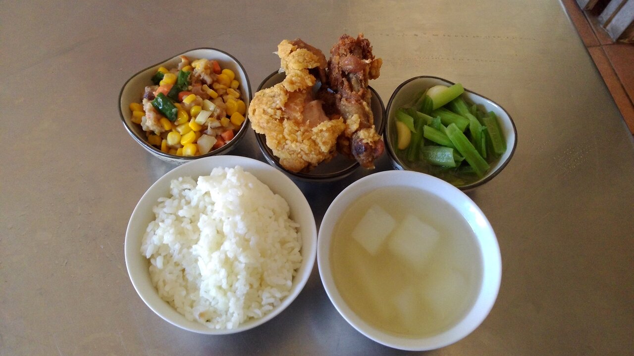 週一:白米飯.炸雞腿.芋香四寶.炒油菜.蘿蔔大骨湯