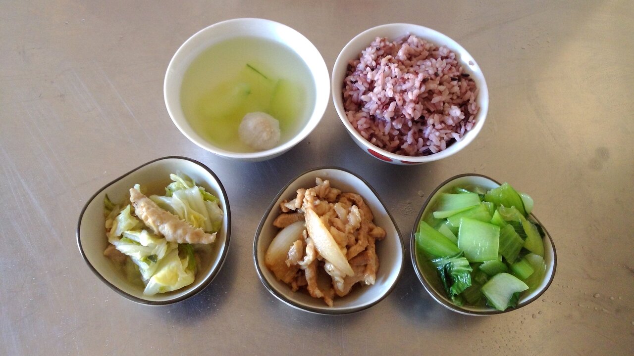 週三:皮蛋瘦肉粥.滷雞翅.芝蔴包