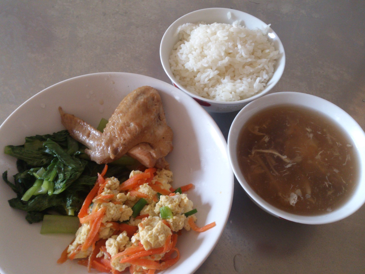 週一:白米飯.滷雞翅.紅顏炒蛋.炒油菜.酸辣湯