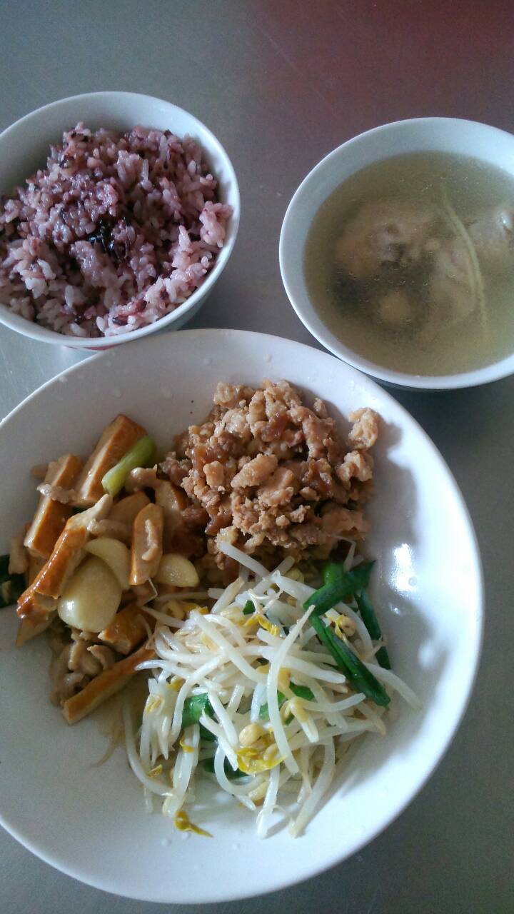 週二:紫米飯.五香肉燥.肉絲豆干.韭菜銀芽.香菇雞湯