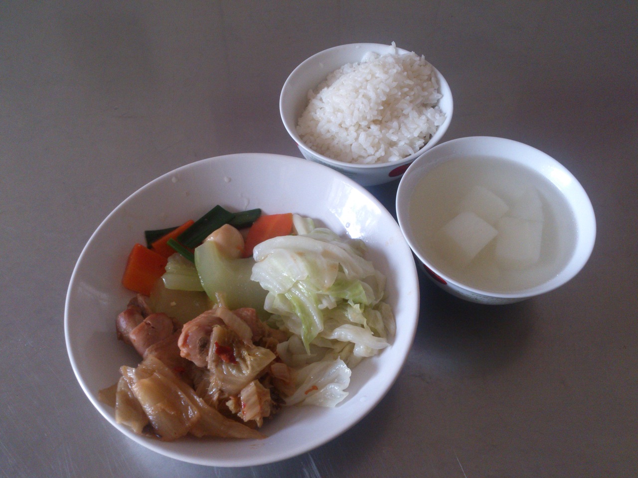 週四:白米飯.泡菜雞丁.黃瓜鴿蛋.炒高麗菜.蘿蔔大骨湯