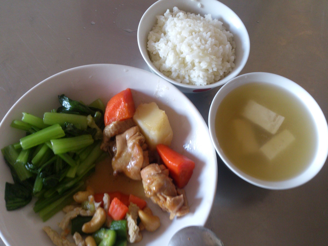 週一:白米飯.洋芋雞丁.小瓜腰果.炒空心菜.味噌豆腐湯