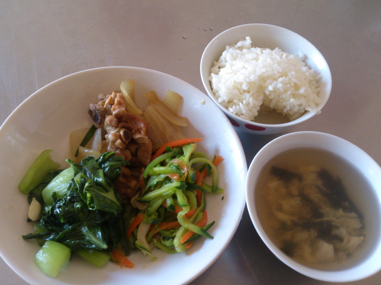 週一:白米飯.醬燒雞丁.洋蔥炒肉絲.炒空心菜.紫菜蛋花湯