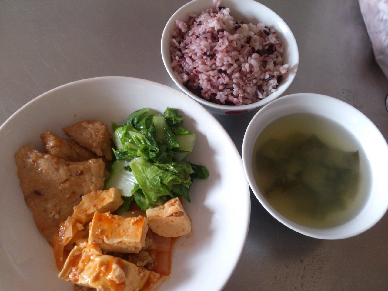 週二:紫米飯.炸豬排.茄汁豆腐.薑香小白菜.味噌海芽吻魚湯