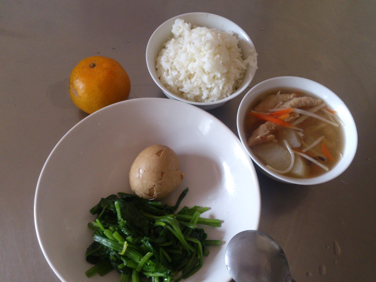 週三:香菇肉羹飯.茶葉蛋.川燙菠菜.橘子