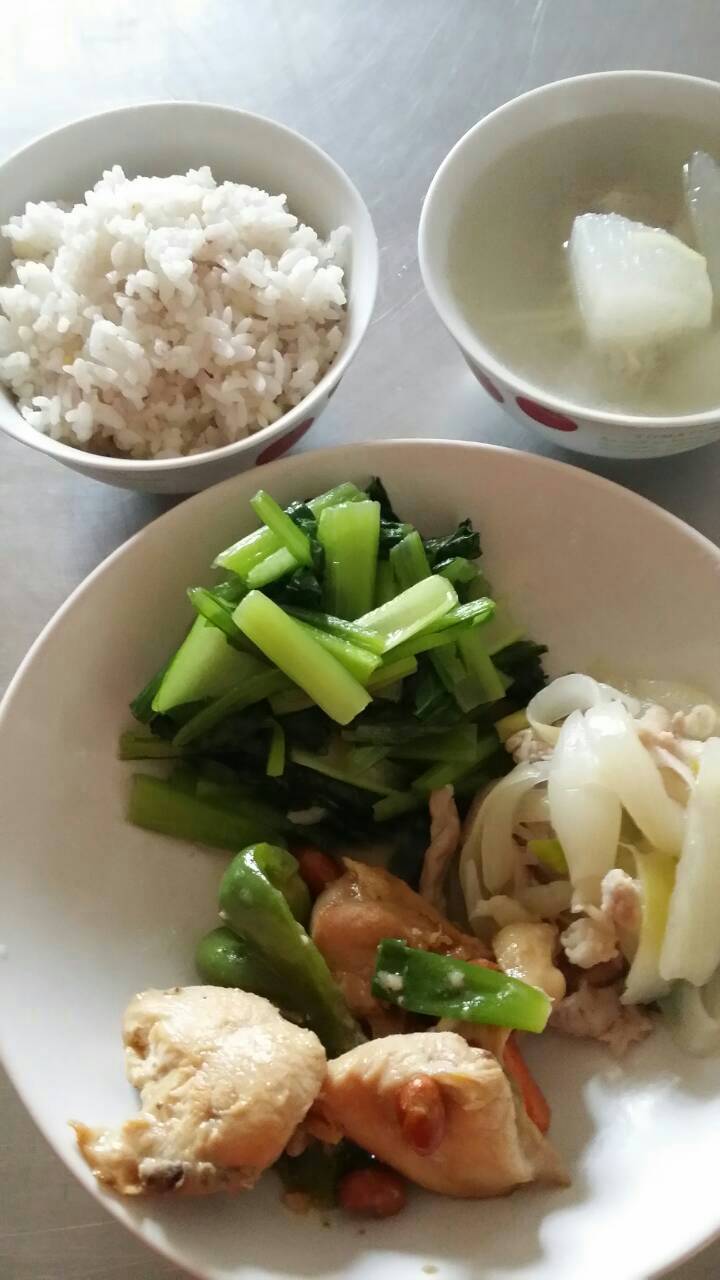 週四:五穀飯.宮保雞丁.拌三絲.薑香油菜.冬瓜排骨湯