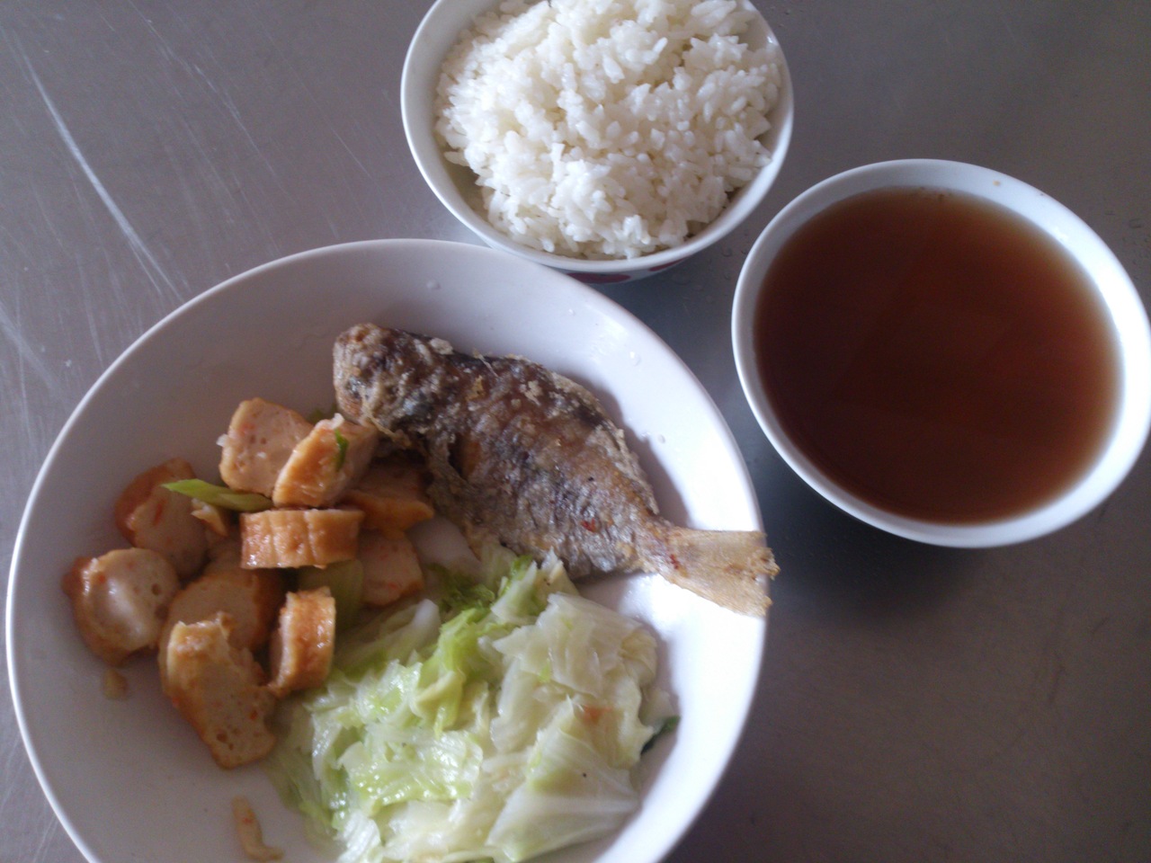 週五:白米飯.香煎肉魚.西芹黑輪.炒高麗菜.綠豆芋圓湯
