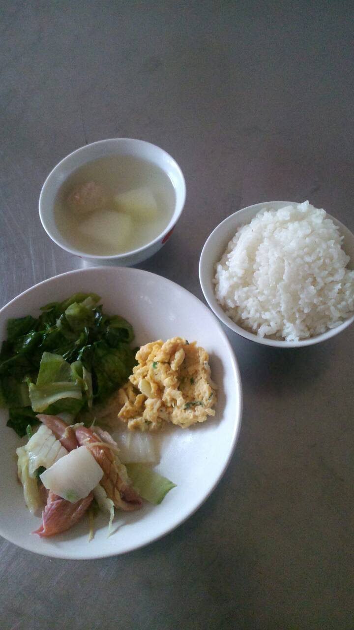 週六:白米飯.燴三鮮.吻魚煎蛋.炒大a菜.結頭貢丸湯
