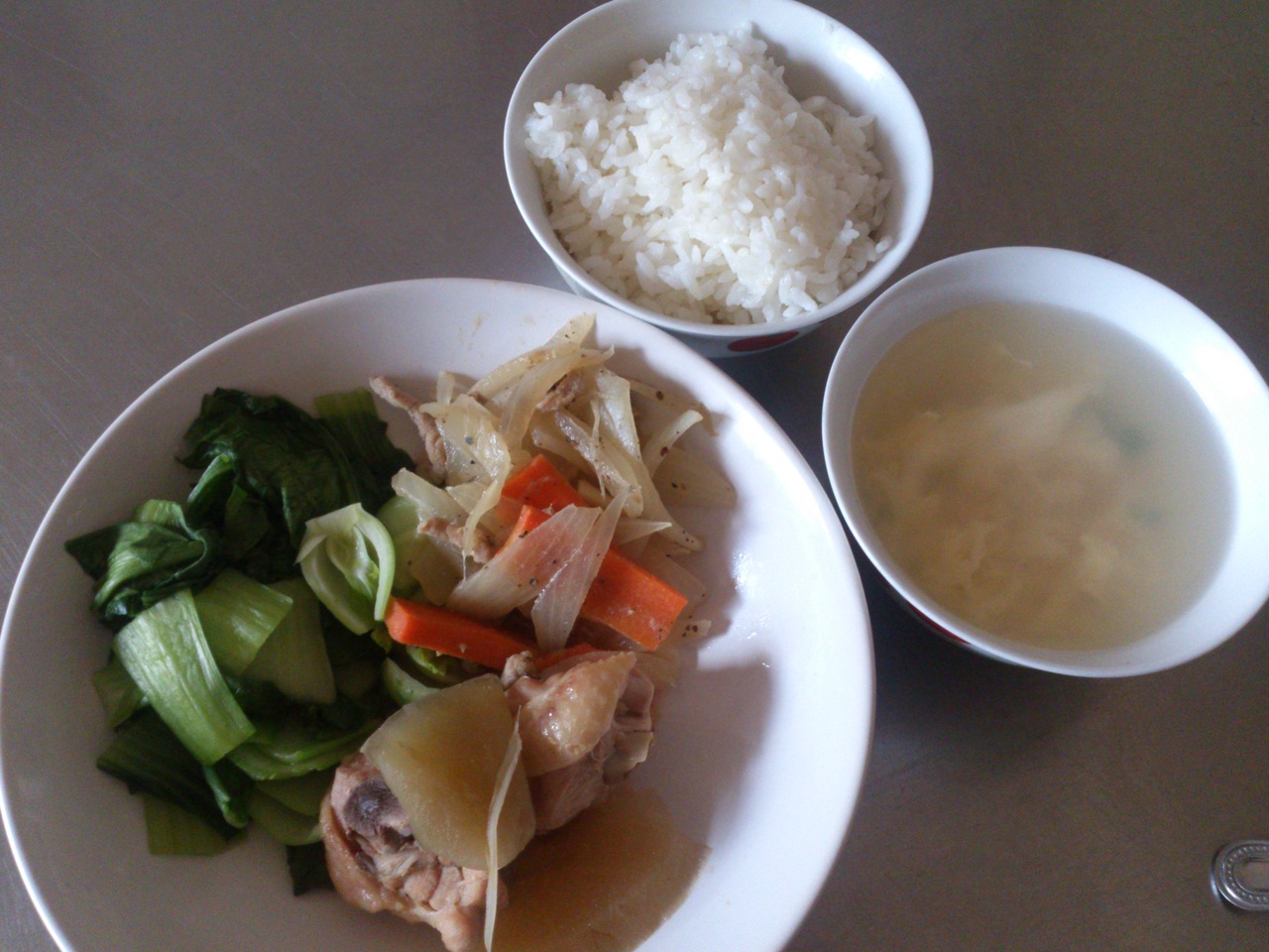 週一:白米飯.瓜仔雞丁.洋蔥炒肉絲.炒青江菜.玉米蛋花湯