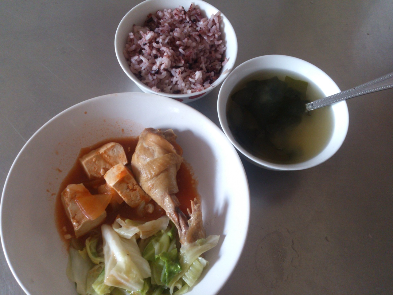 週二:紫米飯.滷雞腿.茄汁豆腐.炒高麗菜.味噌海芽湯