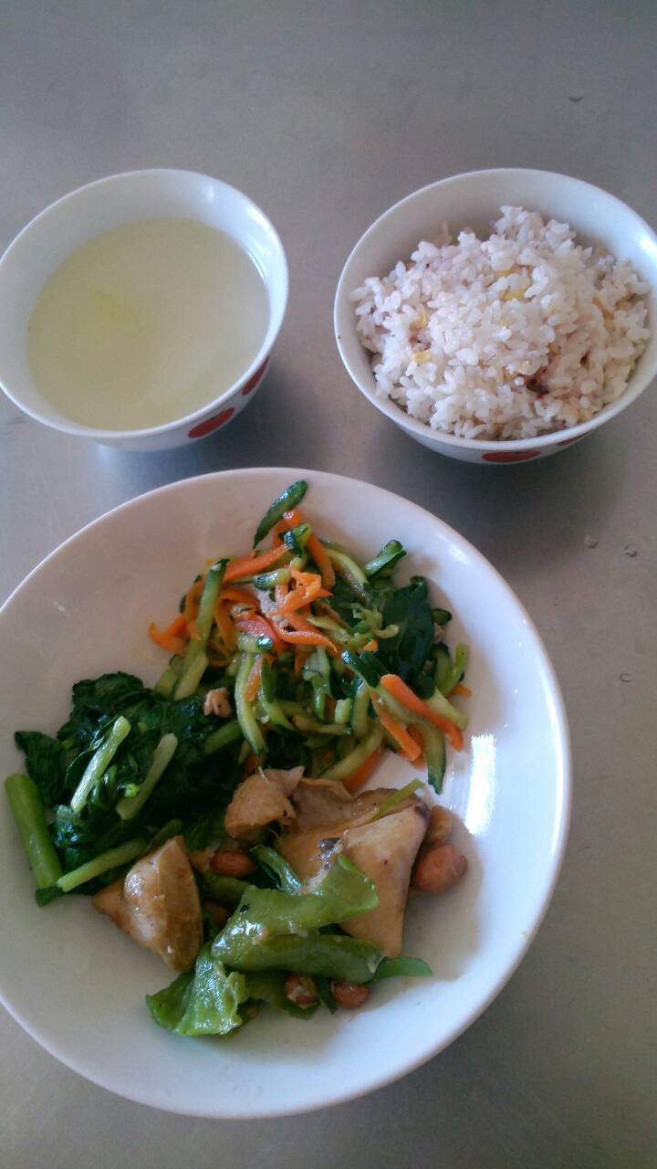 週四:五穀飯.宮保雞丁.拌三絲.薑香油菜.冬瓜大骨湯