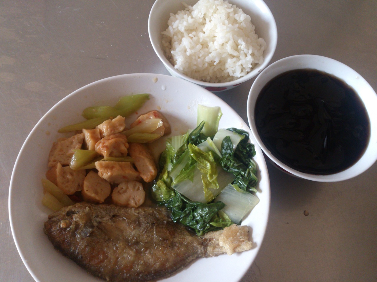 週五:白米飯.炸肉魚.西芹黑輪.薑香小白菜.芋圓仙草凍
