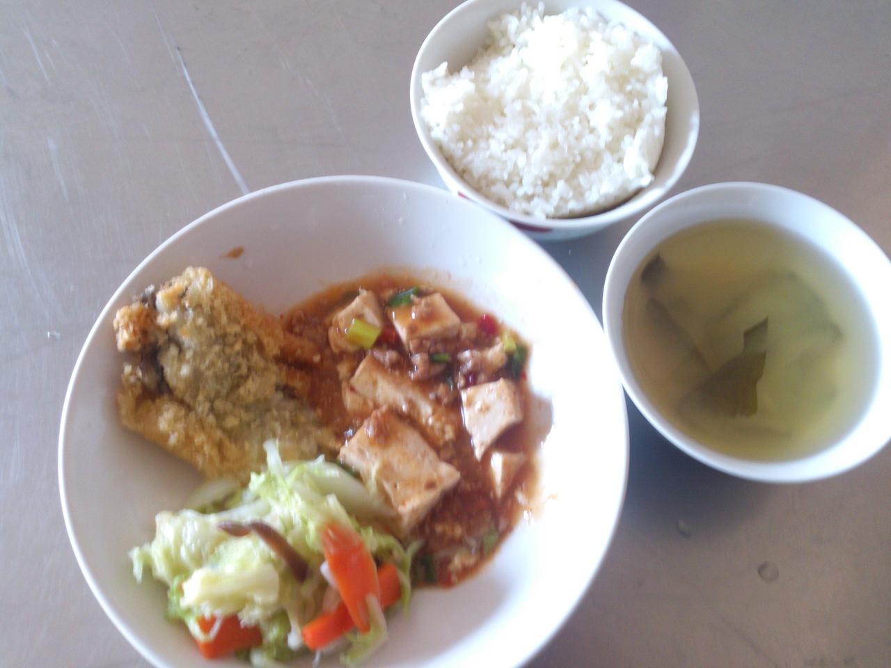 週一:白米飯.香酥鱈魚排.麻婆豆腐.炒大白菜.味噌海芽湯