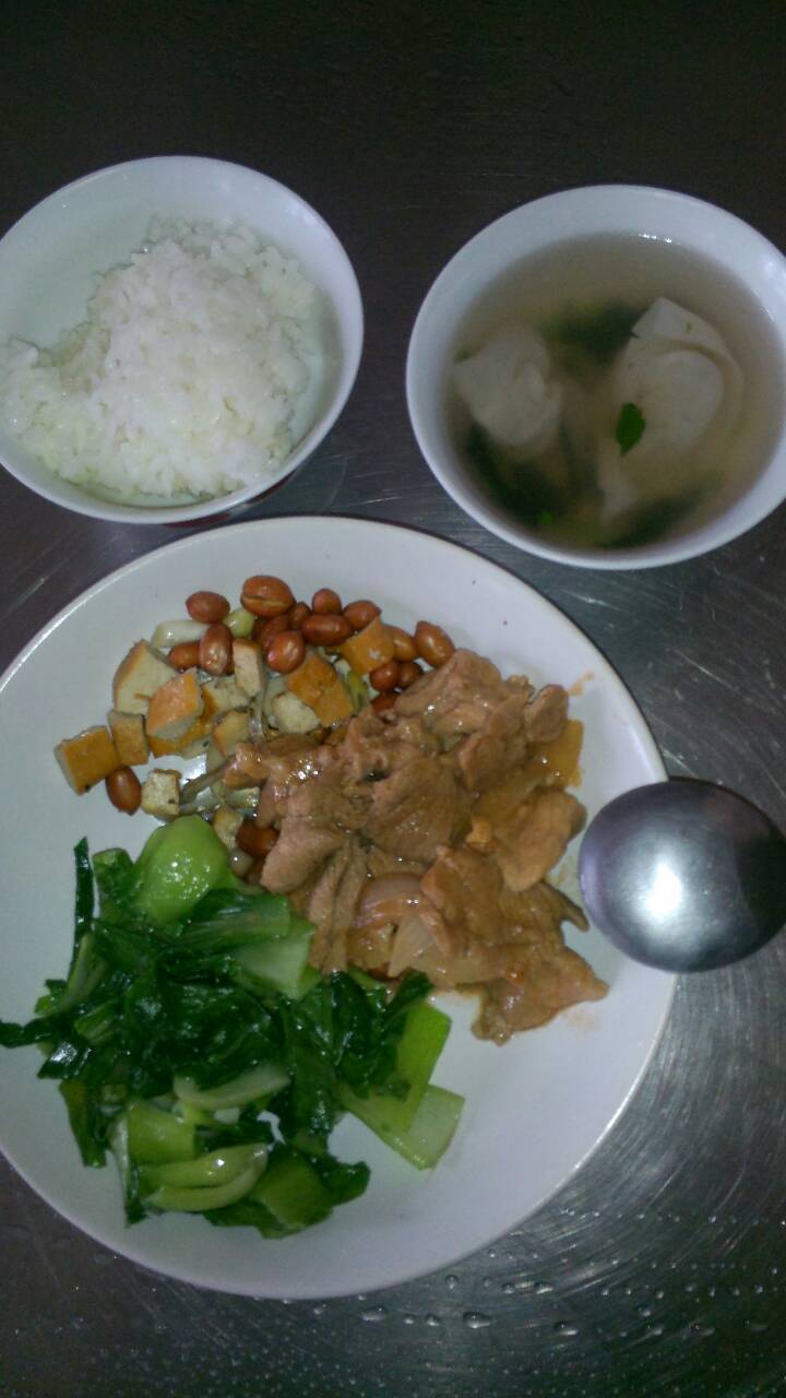 週二:白米飯.蕃茄肉片.魚干花生.炒青江菜.餛飩湯