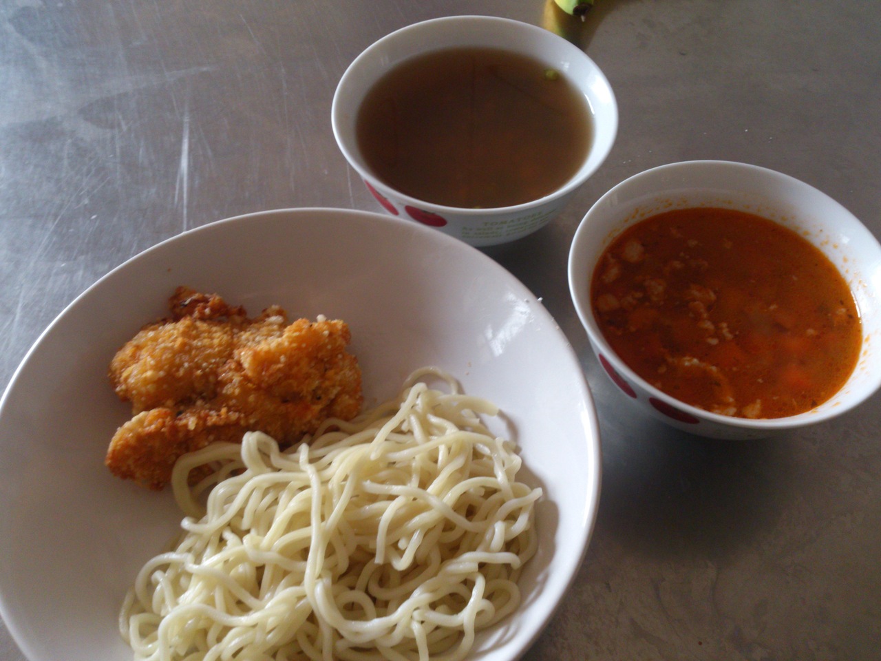 週四:茄汁肉醬麵.香雞排.綠豆薏仁湯