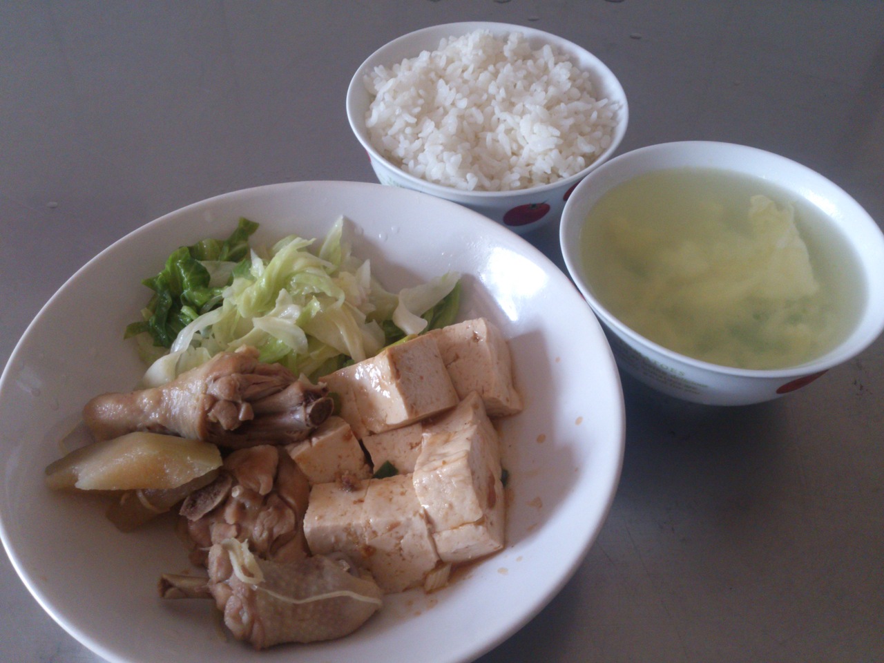 週二:白米飯.瓜子雞丁.麻婆豆腐.炒高麗菜.翡翠吻魚湯