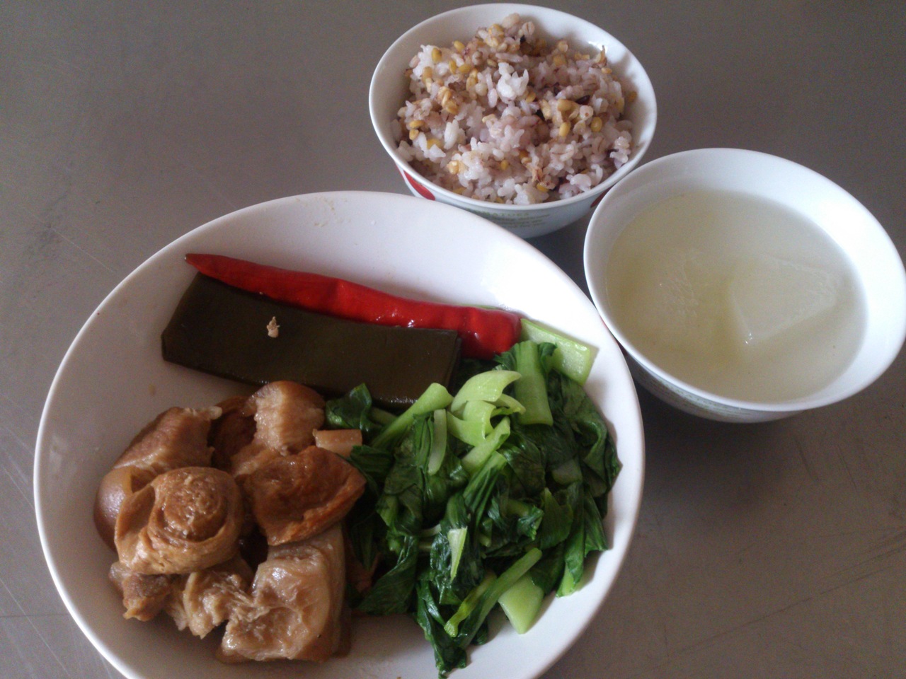 週四:五穀飯.豆輪滷肉.滷海帶.炒青江菜.冬瓜大骨湯