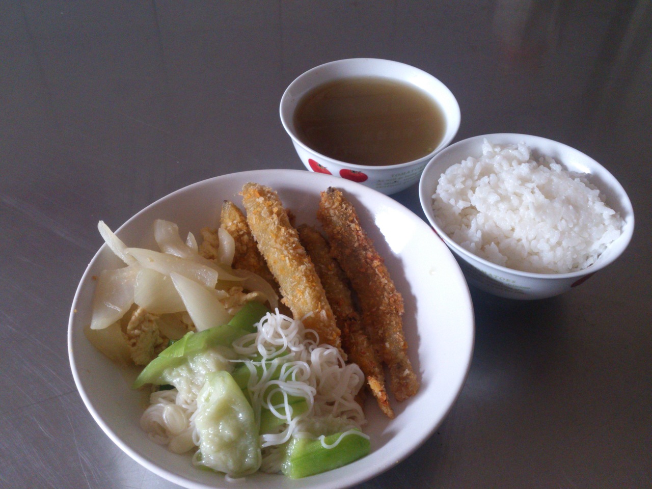 週五:白米飯.香酥柳葉魚.洋蔥炒蛋.薑香絲瓜.綠豆湯