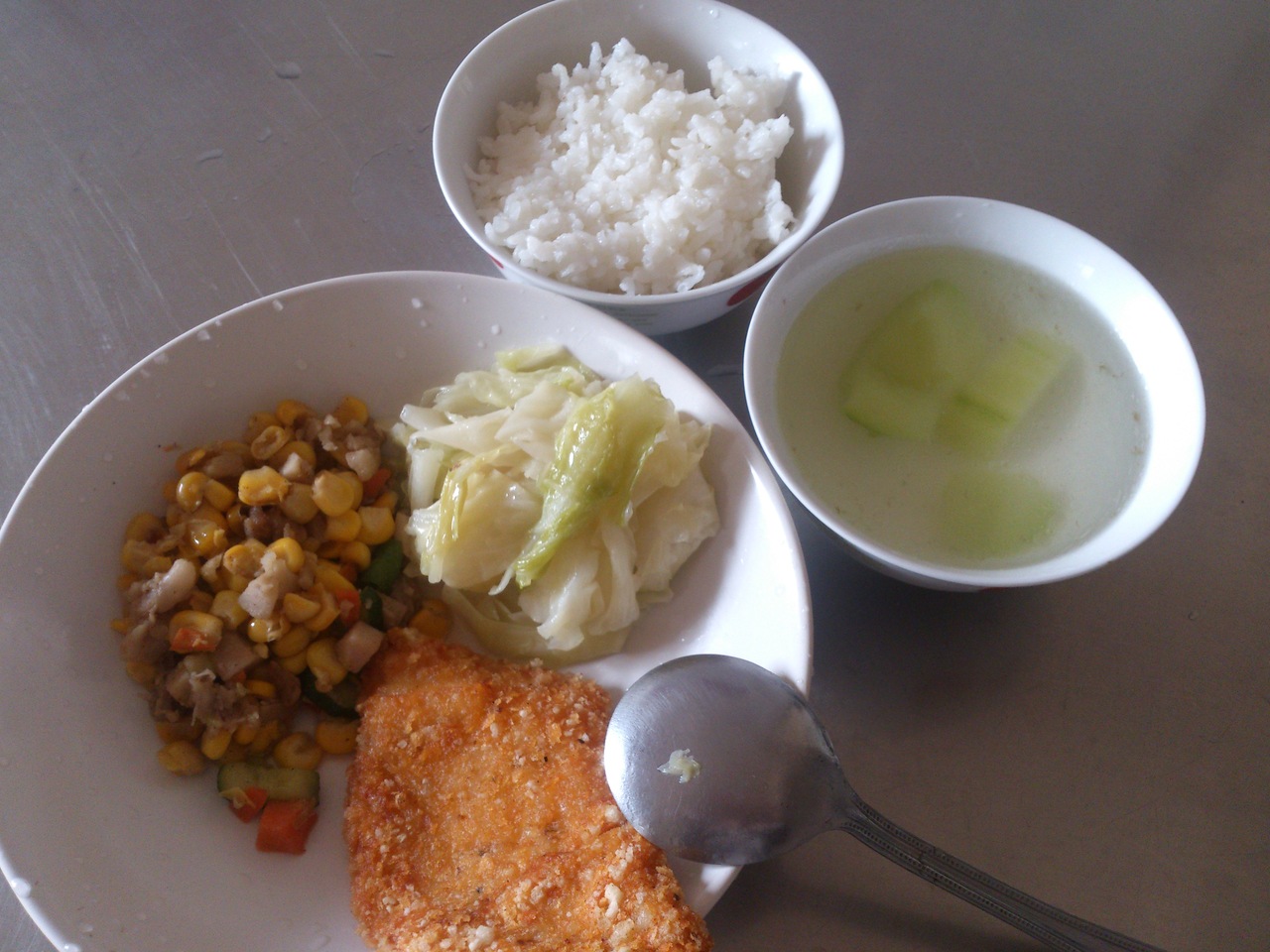 週一:白米飯.香雞排.芋香四寶.炒高麗菜.黃瓜大骨湯